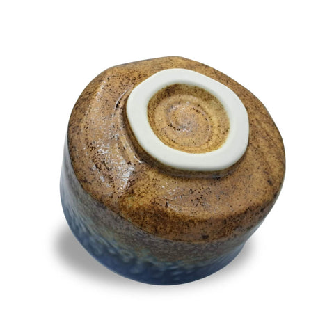 Japanische Matcha Schale Suna aus Keramik mit blauer und rostbrauner Shino-Glasur