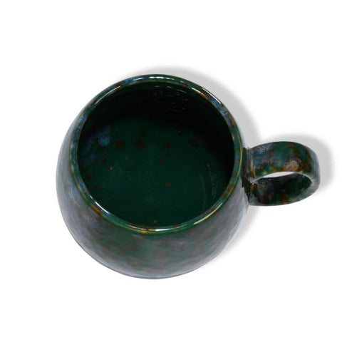 Becher Umi in Grün mit braunen Tupfern mit einem Fassungsvermögen von 500 ml von Maoci