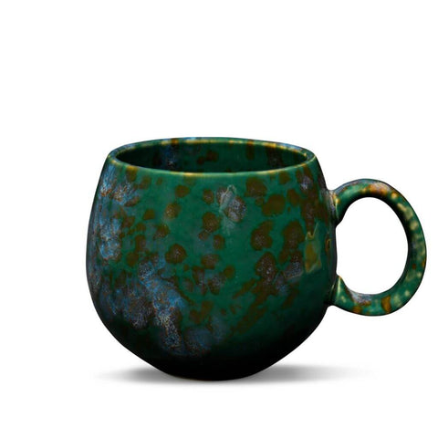 Becher Umi in Grün mit rostbraunen Tupfern mit einem Fassungsvermögen von 500 ml von Maoci