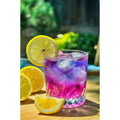 Butterfly Pea Tea im Glas mit Zitrone, Fotocredit Helen Van, Unsplash