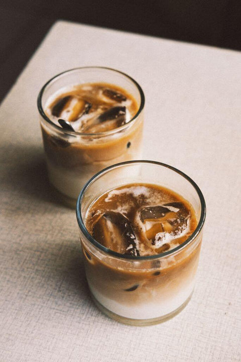 Iced Hojicha Latte im Glas, Fotocredit Kurasi Tama (Pexels)