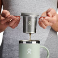 Hydro Flask Tea Infuser – feines Teesieb für Hydro Flask Thermobecher und All Around Tumbler mit Deckel, der den Tee während des Ziehens warmhält und nach dem Aufguss als praktische Abtropfschale dient