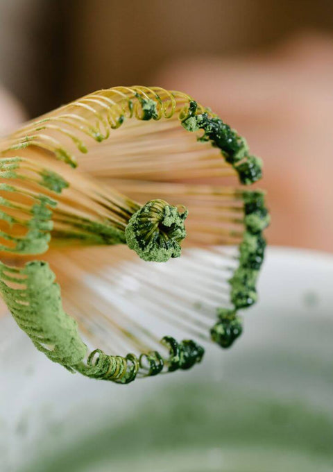 Matcha-Besen mit Matcha-Pulver benetzt, Fotocreit Anna Pou (Pexels)