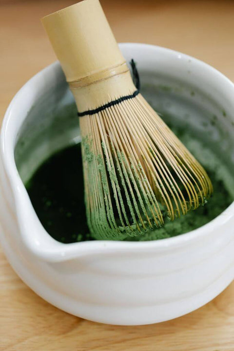 Matcha-Besen in einer Matcha-Schale, Fotocreit Anna Pou (Pexels)