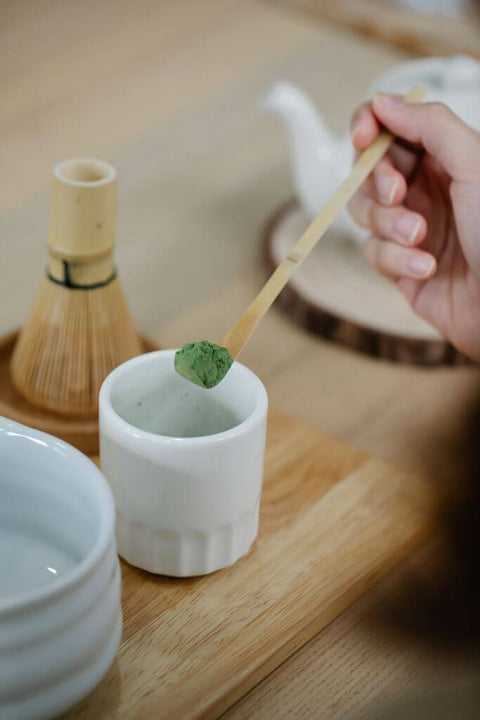 Matcha-Löffel mit der richtigen Menge Matcha-Pulver, Fotocreit Anna Pou (Pexels)