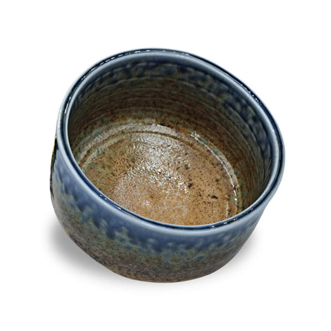 Japanische Matcha Schale Suna aus Keramik mit blauer und rostbrauner Shino-Glasur