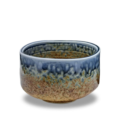 Japanische Matcha Schale Suna aus Keramik mit blauer und rostbrauner Shino-Glasur