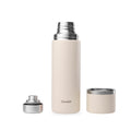 Thermosflasche mit Becher und passendem Teesieb von Qwetch in Pastellsand