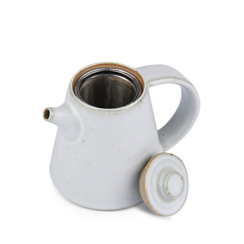 Teekanne Zen von Maoci in Steingrau mit Retro-Optik, geöffnetem Deckel, sichtbarem Teesieb und einem Fassungsvermögen von 200 ml